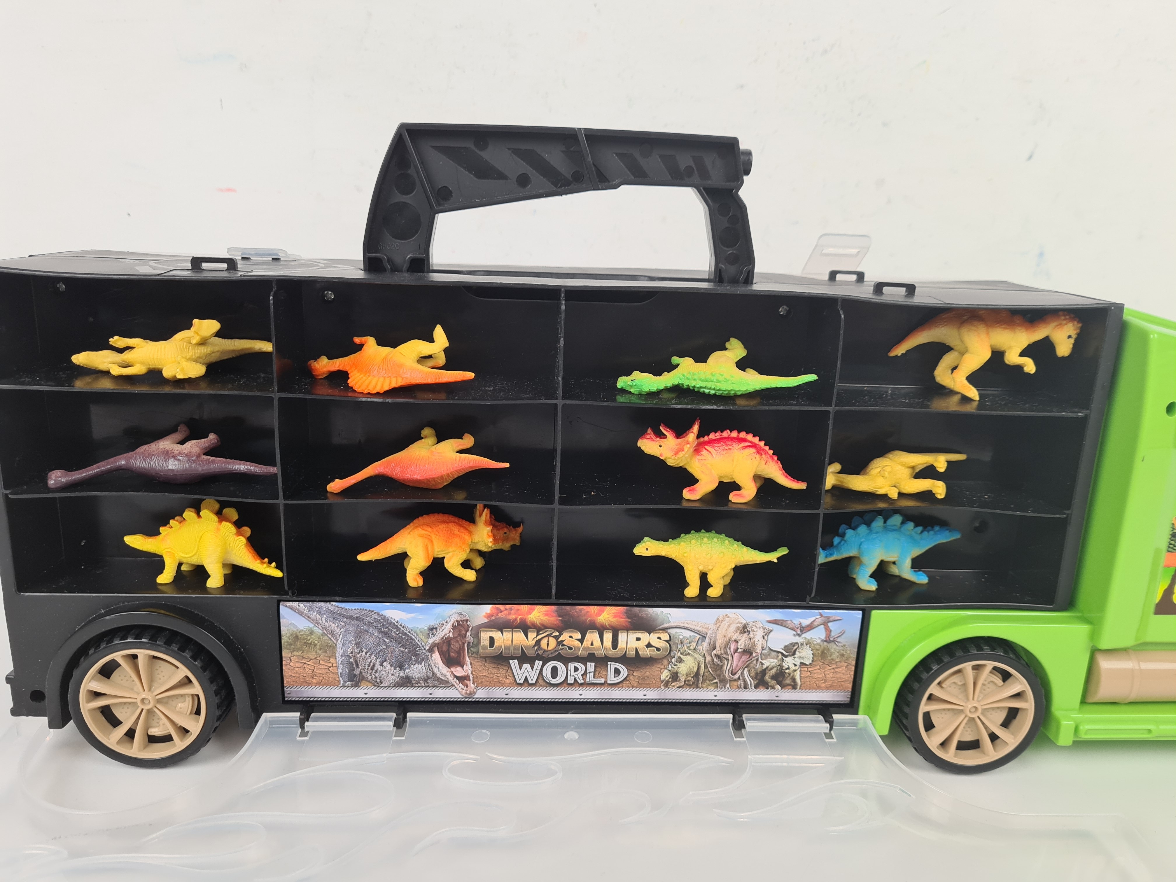 Voiture - Camion transportant des voitures "Dinosaur World- 16 dinosaures et 10 véhicules assortis - 54 x 16 x 9 cm.  - Vue 4 - 
